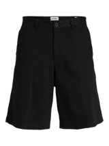 Bermuda chino de algodón color negro, con bolsillos delanteros y traseros, y cierre con cremallera.