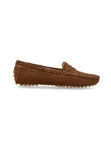 Mocasín tipo driver confeccionado en suave cuero nobuck color marrón, con suela y talón de goma con tachuelas texturizadas. Presenta detalles de apliques metálicos en forma de tachas distribuidas en el empeine y alrededor del borde superior.