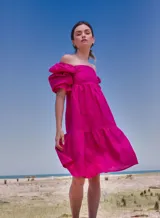 Vestido corto blanco de lino, con escote recto, mangas abullonadas 3/4 con elástico y falda con volado.