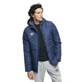 Campera tipo parka Umbro, color azul marino, con capucha, cierre frontal completo y logo de la marca bordado en el pecho.