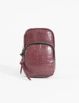 Porta celular rojo con textura croco, doble compartimento y tarjetero interno. Incluye correa desmontable para usar como bandolera, billetera o sobre.
