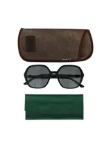 Lentes de sol para mujer RKF modelo Bolonia, con montura octogonal negra y lentes grises. Incluye estuche rígido marrón y funda de microfibra verde.