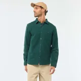 Camisa de manga larga de tejido gofrado en color verde oscuro, con cuello clásico, cierre frontal de botones y un bolsillo aplicado en el pecho.