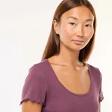 Camiseta de manga corta color ciruela, con escote redondo y terminaciones onduladas en mangas y ruedo.