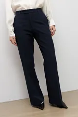 Pantalón sastrero de corte flare, color azul marino, con bolsillos laterales y trabillas para cinturón.