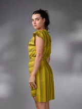 Vestido corto de lino y algodón color amarillo mostaza con diseño a rayas horizontales, escote en V y lazos para anudar en la cintura.