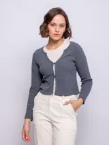 Cárdigan gris de tejido de punto acanalado, con escote en V y cierre frontal con dos botones forrados.