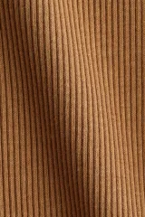 Remera entallada de punto de algodón acanalado color tostado, con manga larga y cuello redondo.