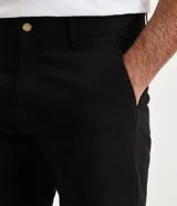 Pantalón de vestir color verde oscuro, corte slim, confeccionado en sarga de algodón y elastano.