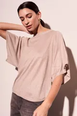 Sweater rosa de lurex con mangas cortas amplias y cuello redondo.