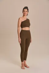 Calza larga color marrón de tejido acanalado, con cintura alta y diseño sin costuras.