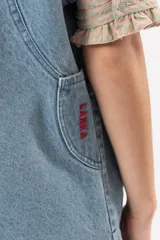 Chaleco de denim azul con bolsillos frontales aplicados y cierre con trabillas y botones frogs.