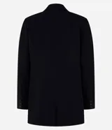 Blazer oversized de crepé color beige, de corte sastre, con solapas de muesca y cierre frontal con un botón.