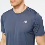 Remera deportiva New Balance Accelerate de hombre, color azul con logo blanco en el pecho.