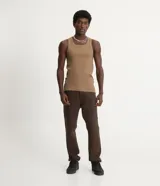 Musculosa masculina de cuello redondo, confeccionada en tejido acanalado de algodón con mezcla de poliéster y elastano. Diseño básico sin estampa, ideal para uso diario.