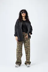 Remera blanca de punto acanalado, corte ajustado, mangas cortas raglán y ruedo ondulado.