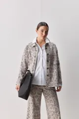 Sobrecamisa de corte relajado con estampado animal print, cuello camisero, cierre frontal con botones, hombros caídos y bolsillo plaqué en el pecho.