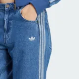 Jean de corte holgado y tiro medio, confeccionado en denim azul. Presenta las icónicas tres tiras de la marca en los laterales y el logo del trébol bordado en la parte frontal.