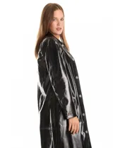Chaqueta larga tipo trench de charol negro con acabado brillante e impermeable. Presenta cuello con solapa, cierre frontal con botones metálicos plateados y bolsillos laterales. Su diseño es de corte recto y estructura rígida.