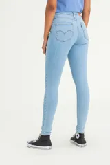 Jeans de tiro alto color celeste, ajustados en cadera y muslos, con pierna skinny y cierre de cremallera.