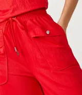 Pantalón pantacourt verde oliva de cintura alta con elástico, bolsillos laterales y lazo ajustable en la cintura.