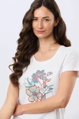 Remera beige de manga corta con cuello redondo, confeccionada en algodón con un diseño delantero que combina estampa floral y detalles bordados.
