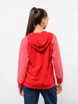 Campera deportiva con capucha y cierre frontal, de la marca Umbro para el Club Nacional de Football. Presenta un diseño en azul marino con mangas en tono gris jaspeado, detalles de vivos tricolores en los hombros y el escudo del club bordado en el pecho.