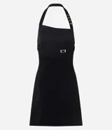 Enterito corto negro de bengalina, con escote halter, modelado ajustado y detalle de hebilla en la tira.