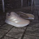 Championes de running Adidas Duramo SL 2 color beige con detalles plateados.