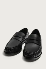 Mocasín de vestir para hombre en color marrón oscuro, con diseño clásico de antifaz en el empeine, detalle fruncido en la parte delantera y suela con ligero tacón.
