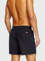 Short de baño negro con cordón ajustable en la cintura y logo vertical grande de Diesel en blanco en el lateral derecho.