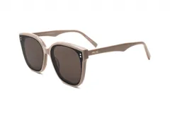 Lentes de sol Prune modelo Nicoletta, de armazón grueso estilo mariposa/cat eye, en tono beige claro o topo. Las lentes son oscuras, color marrón. Presentan detalles metálicos y el logo de la marca en las patillas.