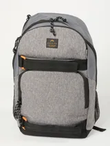 Mochila Rusty modelo Kors en color gris jaspeado. Cuenta con compartimento principal con cierre, bolsillo frontal con cierre, correas de ajuste horizontales con detalles en naranja y bolsillos laterales de red.