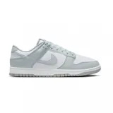Championes Nike Dunk Low Retro, modelo clásico de caña baja en colores blanco y gris.