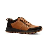 Zapato casual Hi-Tec modelo Bernat, confeccionado en cuero color tostado con detalles en negro. Presenta un diseño robusto con cordones, suela de goma dentada y refuerzos en puntera y talón.