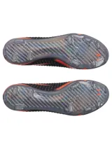 Championes de fútbol Under Armour modelo UA Shadow Elite 3 FG, diseñados para velocidad y agilidad en superficies de terreno firme. Presentan una parte superior textil UA IntelliKnit en color negro con degradado naranja y detalles multicolores, con el logotipo de la marca en el lateral y suela exterior de fibra de carbono con tapones.