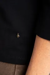 Remera de algodón con elastano, color negro, de corte ajustado al cuerpo, cuello redondo y mangas 3/4.