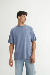 Remera azul de algodón con bolsillo en el pecho y corte holgado.