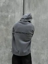 Canguro gris con capucha ajustable con cordones, bolsillo tipo canguro y estampado frontal con la leyenda "CRAFTED PROJECT" y el logo de la marca.