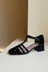 Sandalias de cuero acharolado negro con puntera calada, pulsera ajustable y taco bloque de 5cm.