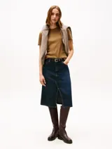 Remera marrón de algodón con cuello redondo y corte slim fit.