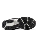 Championes New Balance 2002R color gris con detalles en negro y plateado. Capellada de gamuza y malla, entresuela Abzorb y suela N-ergy.