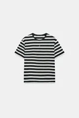 Camiseta de algodón con diseño de rayas horizontales en blanco y negro, cuello redondo y manga corta. Presenta una pequeña aplicación metálica con las letras ZA en el centro del pecho.