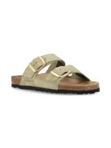 Sandalias planas Hush Puppies de gamuza color verde militar, con dos tiras anchas ajustables mediante hebillas metálicas doradas. Presentan plantilla anatómica de corcho y suela de goma antideslizante.