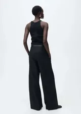 Bolso tipo baguette con estampado de cebra en blanco y negro, asa corta y detalles metálicos dorados.