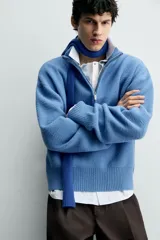 Jersey de hombre con textura efecto pelo, corte boxy fit, cuello perkins con cierre frontal de cremallera, manga larga y acabados en rib.