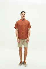 Camisa de manga corta confeccionada en una mezcla de lino y algodón, con cuello clásico, cierre frontal de botones y bolsillo en el pecho con logo bordado.