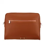 Morral marrón de cuero sintético con correa ajustable, cierre metálico frontal, interior forrado y tamaño apto para notebooks.