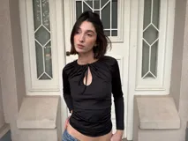 Top negro de manga larga con jareta fruncida en el cuello y escote tipo gota.