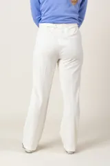 Pantalón de jogging negro, de corte recto y cintura alta con cordón ajustable.